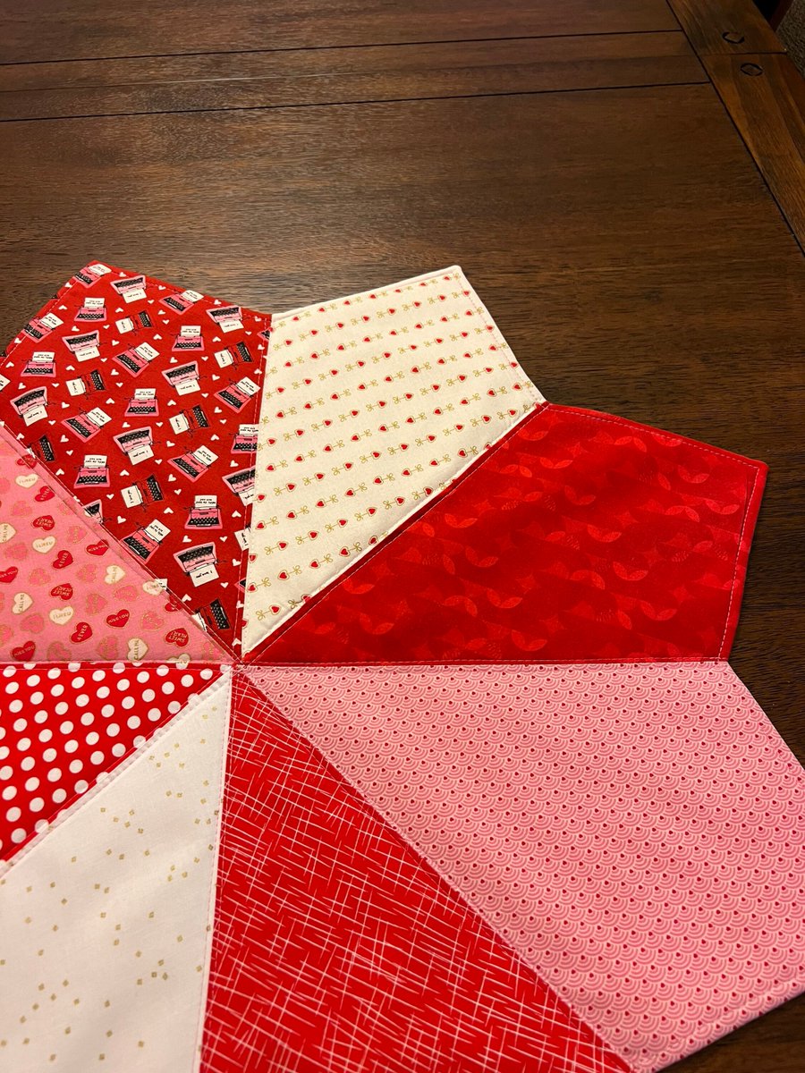 angelhw1956's tweet image. Quilted Valentines Table Topper tuppu.net/4ad028a9 #TeaTimeQuiltsnMore #TableTopper