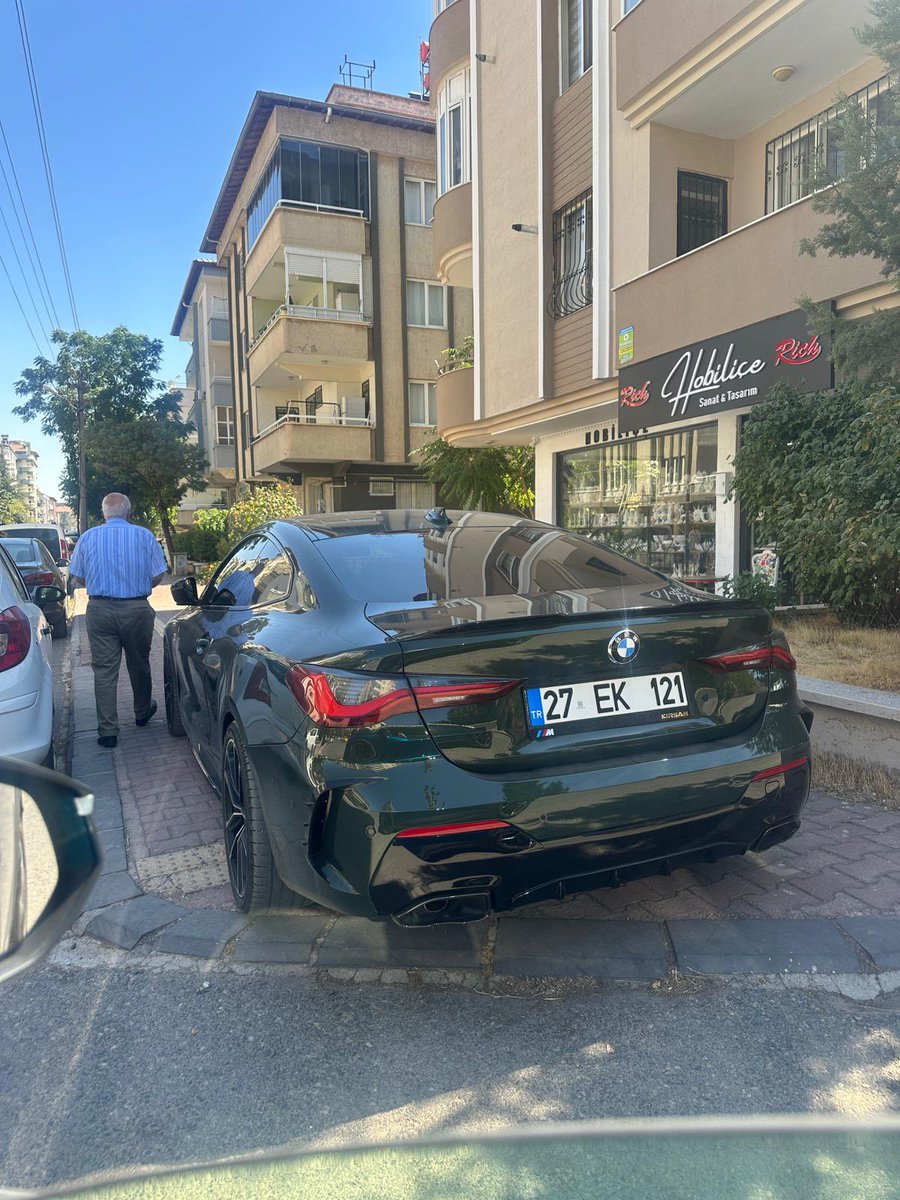 leigonella's tweet photo. @GaziantepTrafi1  Bu arkadaşı tanıyan varsa, kendisine iletir misiniz? Arabasını 3-4 gündür buraya bırakıp gidiyor. Bizim görmediğimiz bir park tabelası mı var burda acaba? https://t.co/0YYbRNJL3A
