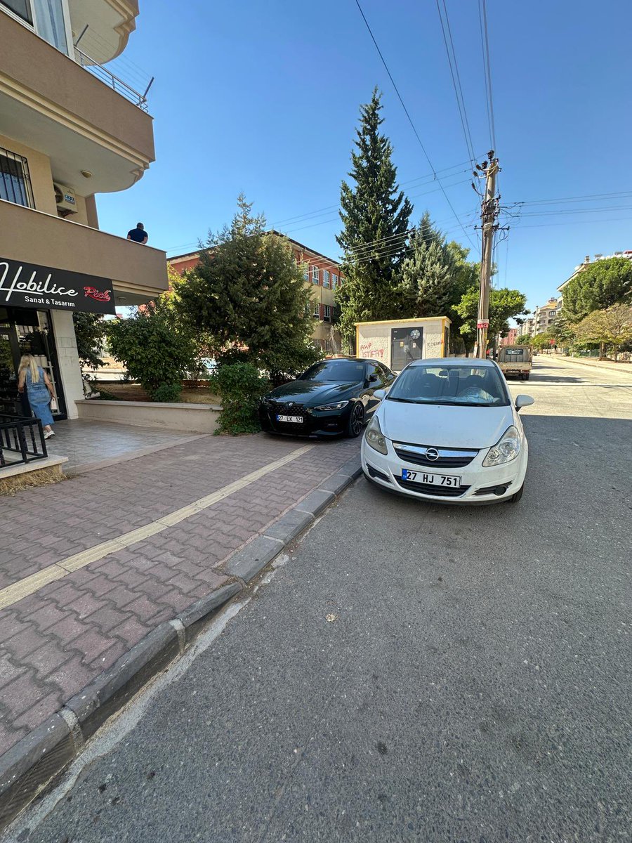 leigonella's tweet photo. @GaziantepTrafi1  Bu arkadaşı tanıyan varsa, kendisine iletir misiniz? Arabasını 3-4 gündür buraya bırakıp gidiyor. Bizim görmediğimiz bir park tabelası mı var burda acaba? https://t.co/0YYbRNJL3A