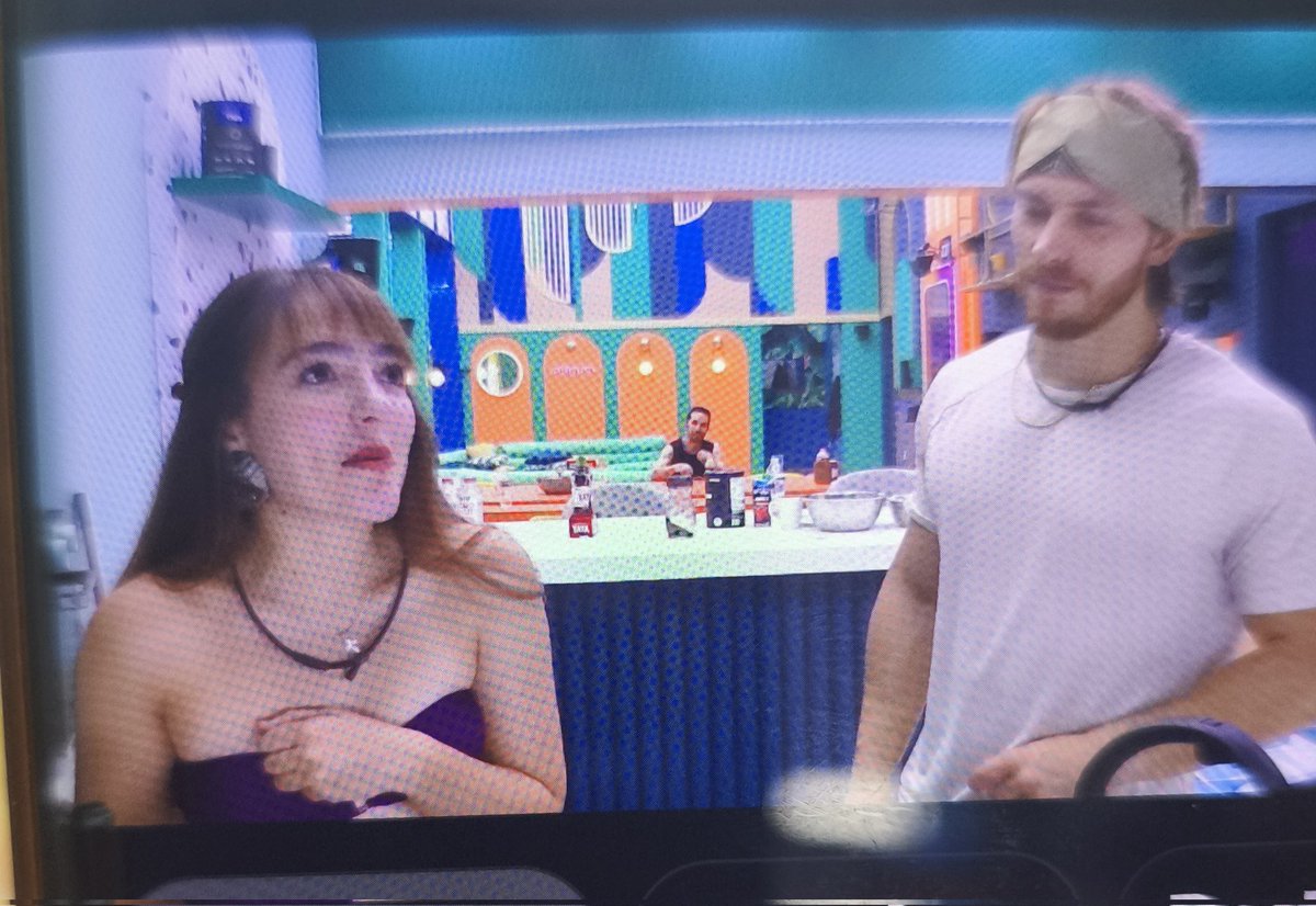 anddy28lara's tweet photo. Ando conflictuada con Elaine 🫣 será que su nueva estrategia es estar más pegado con Aldo y Abel, Dejando atrás a su aliada Priscila? #TeamDia #teamFunado #LaCasaDeLosFamososMx3 a huevo le quiso hacer su desayuno a Aldo.
Ya lleva un par de días así. https://t.co/aWixmshJCV