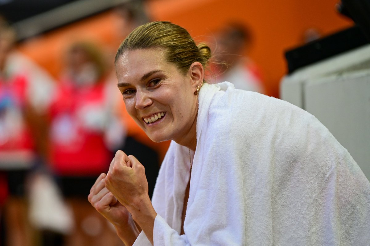 Hardloopnetwerk (@hardloopnetwerk) on Twitter photo Heel dik persoonlijk record voor Maureen Koster in Brussel 💎 Ze loopt 14.33.97 op de 5000 meter en wordt zesde. Heel dik persoonlijk record voor Maureen Koster in Brussel 💎 Ze loopt 14.33.97 op de 5000 meter en wordt zesde.