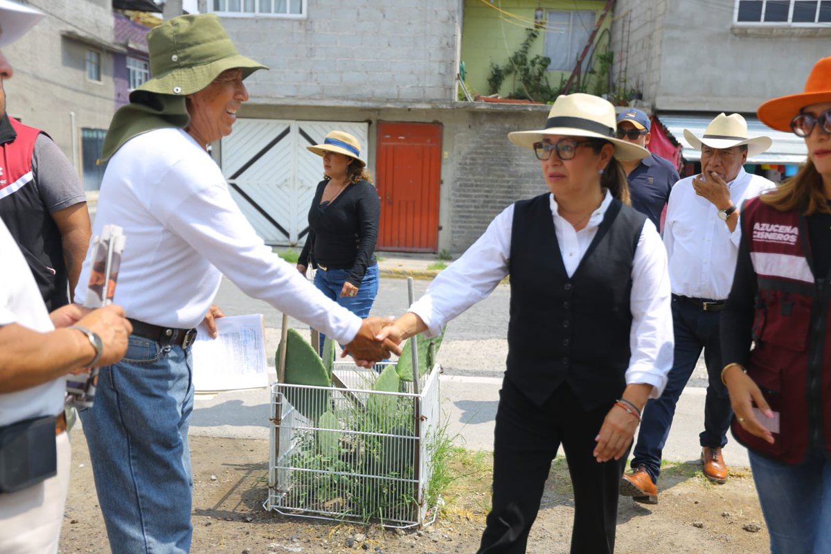 ✅ Continuamos el día con recorridos en Polígonos, para atender a las y los vecinos, llevamos el gobierno a la puerta de tu casa. Somos una administración de territorio y no de escritorio, trabajamos mano a mano con la gente y cumplimos con resultados. #CambioConHonestidad