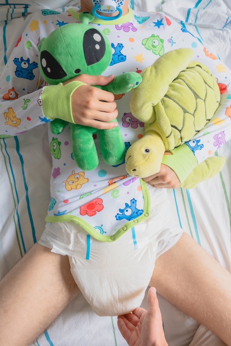 Big Diaper Time ! Fortunately, I have someone to check that I didn't leak 🫣🍼💦

And wearing an <a href="/OnesieDownunder/">Onesies Downunder</a>  Monster Mischief onesie help me to feel comfortable and little ! 👽💙

#BigDiaperFriday  #BDF