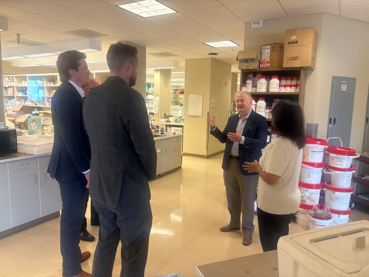 eyeadvocacy's tweet photo. Academy members keep stepping up! Dr. R. Michael Siatkowski showed staff from @SenMullin & @SenatorLankford how @NatEyeInstitute funding has made Dean McGee Eye Institute an innovation hub for eye care. Defending independent research matters! #EyeResearch https://t.co/H2e3uOplrP