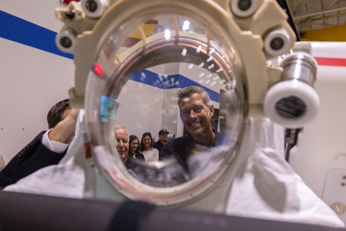 Axiom_Space's tweet image. During a visit to @NASA_Johnson, @SecDuffyNASA checked out our next-generation spacesuit, the #AxEMU, in action at the Neutral Buoyancy Lab. We&apos;re making advancements toward humanity&apos;s return to the lunar surface. Learn more about the #AxEMU: axiomspace.com/axiom-suit