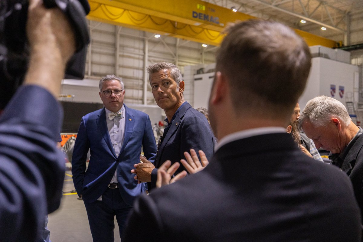 Axiom_Space's tweet image. During a visit to @NASA_Johnson, @SecDuffyNASA checked out our next-generation spacesuit, the #AxEMU, in action at the Neutral Buoyancy Lab. We&apos;re making advancements toward humanity&apos;s return to the lunar surface. Learn more about the #AxEMU: axiomspace.com/axiom-suit