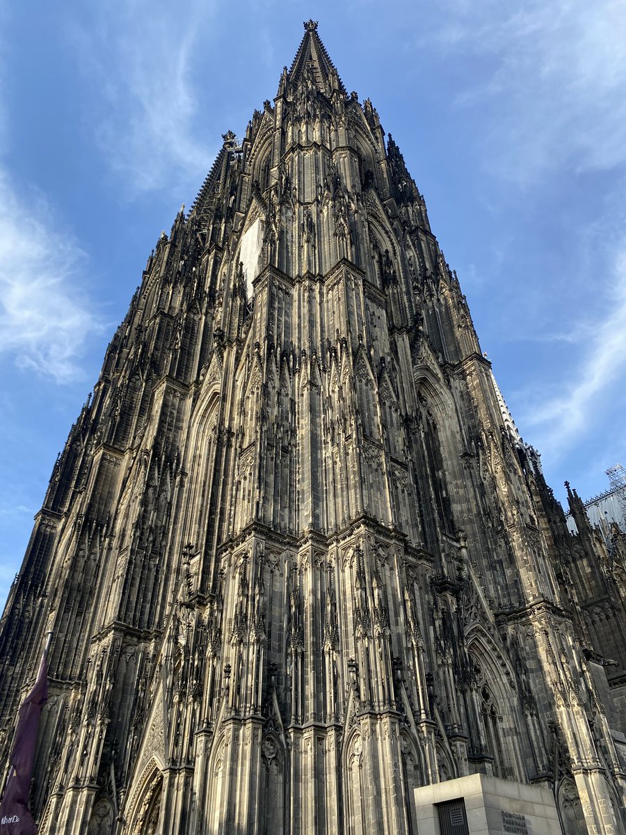 火曜日からドイツのケルンで開催されたゲームショーのプレス取材で通訳してきました。今までに行った中で最大の展示会で、規模の大きさと来場者の多さに圧倒されました。ケルンはブリュッセルから電車で2時間弱。大聖堂にライン川クルーズに見どころ満載なので、次回はプライベートで訪れたいです。