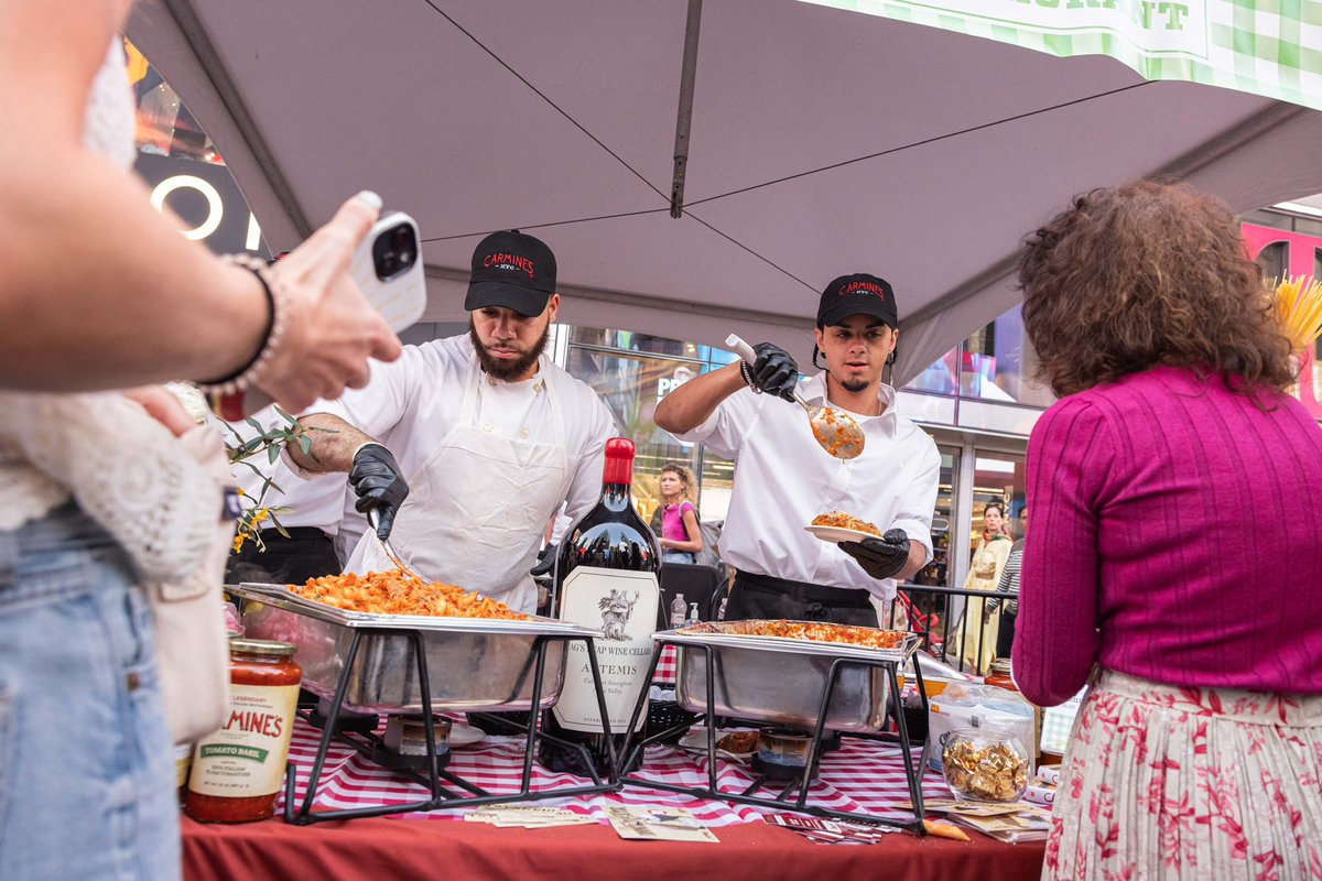 NicholasLence's tweet photo. Taste of Times Square returns on Monday, 9/8 from 5-9pm, featuring over 30 participating restaurants and highlighting the global cuisine in the district. Participants can save 20% on “tastes” this year through advance sales made at https://t.co/xufde8h2KZ. 🍽🌎

@timessquarenyc https://t.co/H8nq56sFZR
