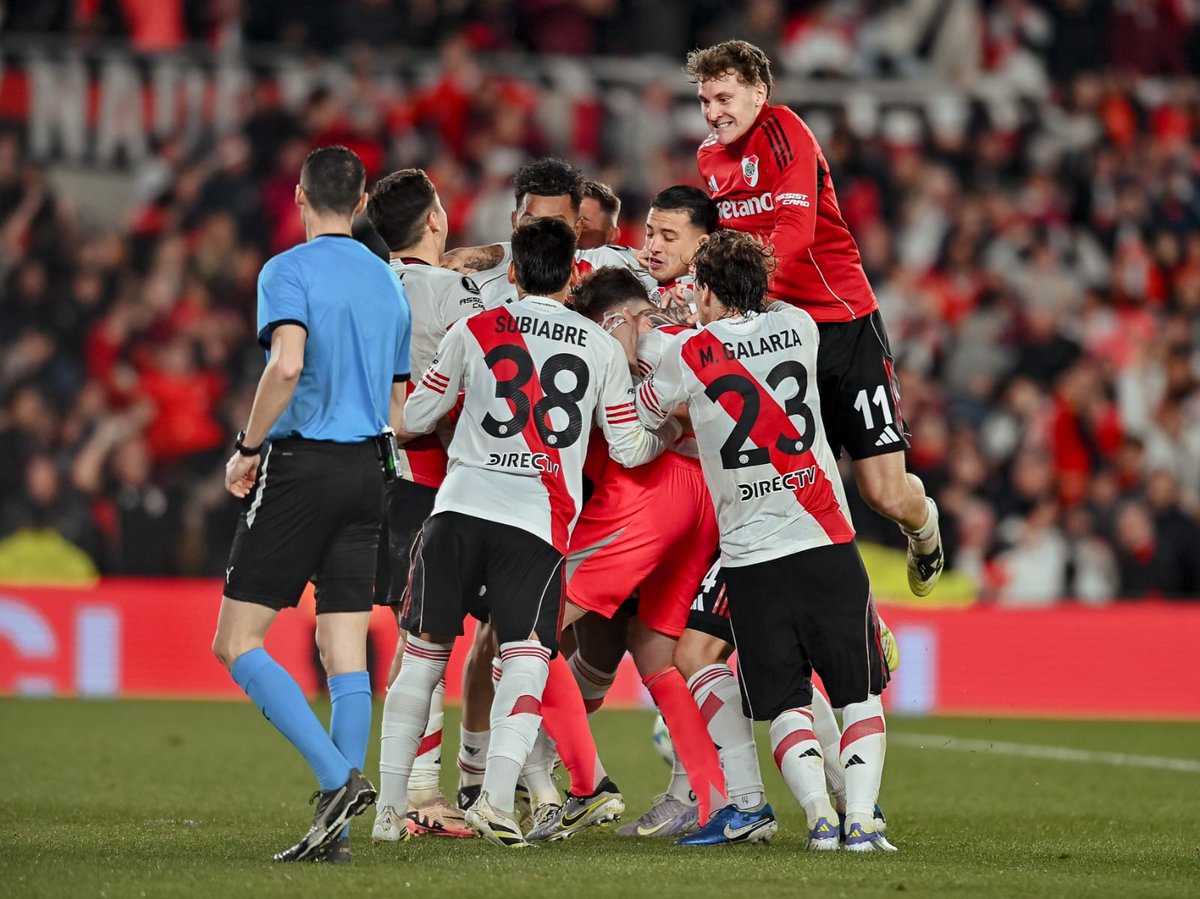 For all you River Plate fans out there in the world... have a great weekend! 🤍❤️🤍