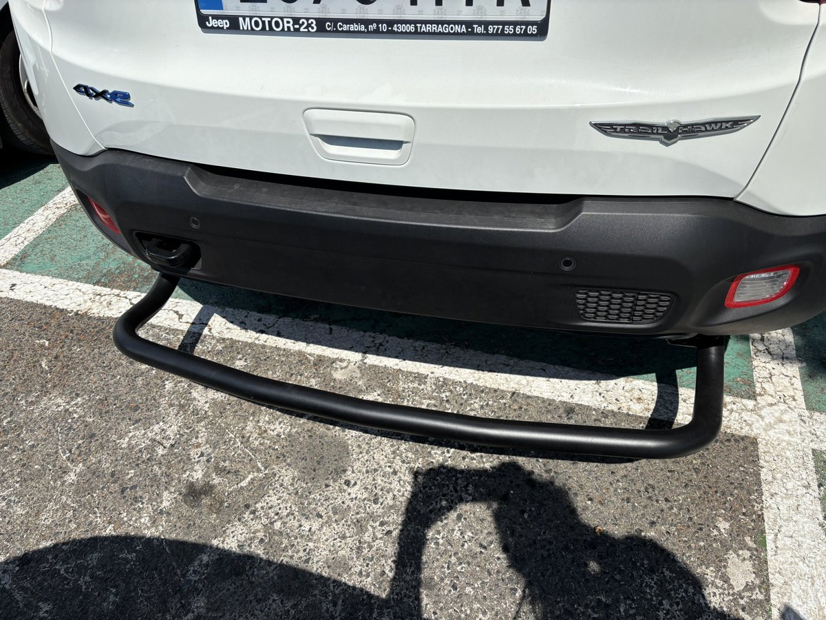 Ju_LAnd's tweet photo. @mossos Em podríeu dir que és aquesta barra que porta aquest vehicle a la part posterior? És legal circular amb això que sobresurt tant del vehicle i sense cap reflectant que el senyali? Fins i tot com a vianant és un perill si al passar darrera no el veus, t’hi deixes el peu! https://t.co/deXrUKj2n0