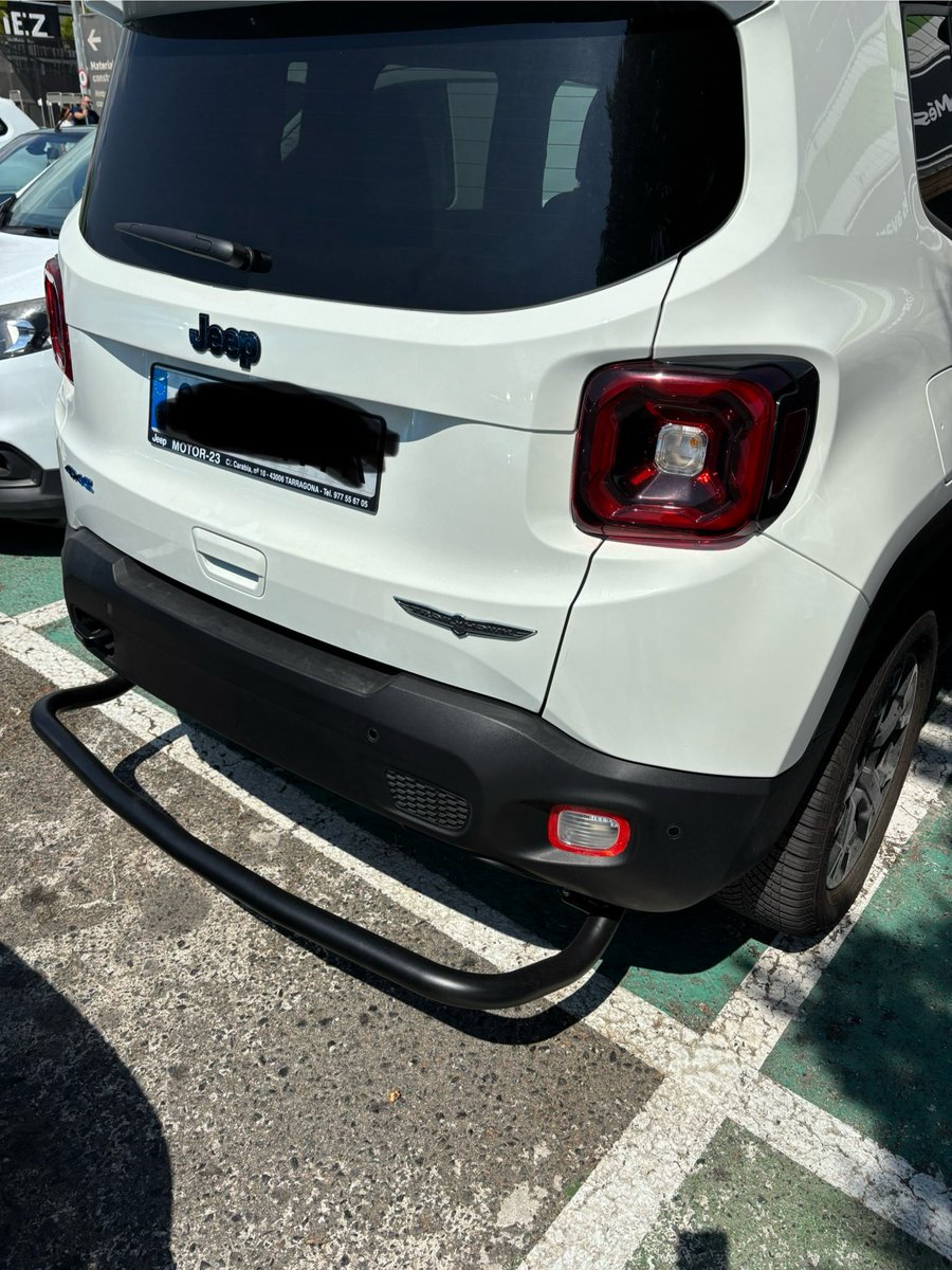 Ju_LAnd's tweet photo. @mossos Em podríeu dir que és aquesta barra que porta aquest vehicle a la part posterior? És legal circular amb això que sobresurt tant del vehicle i sense cap reflectant que el senyali? Fins i tot com a vianant és un perill si al passar darrera no el veus, t’hi deixes el peu! https://t.co/deXrUKj2n0