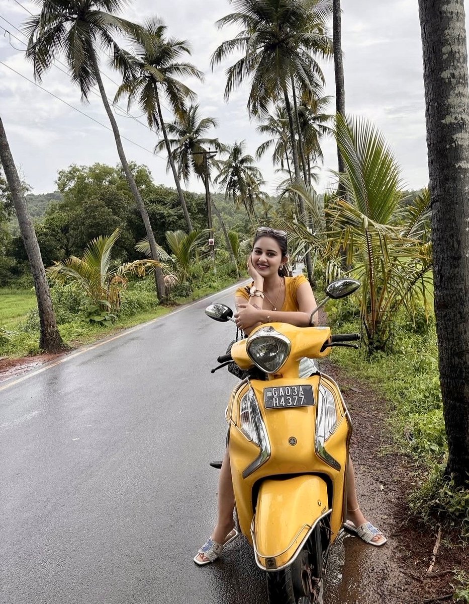 PriyaKumar55491's tweet photo. Kaisa lg rha hu scooter pe https://t.co/JUa99Kbcml
