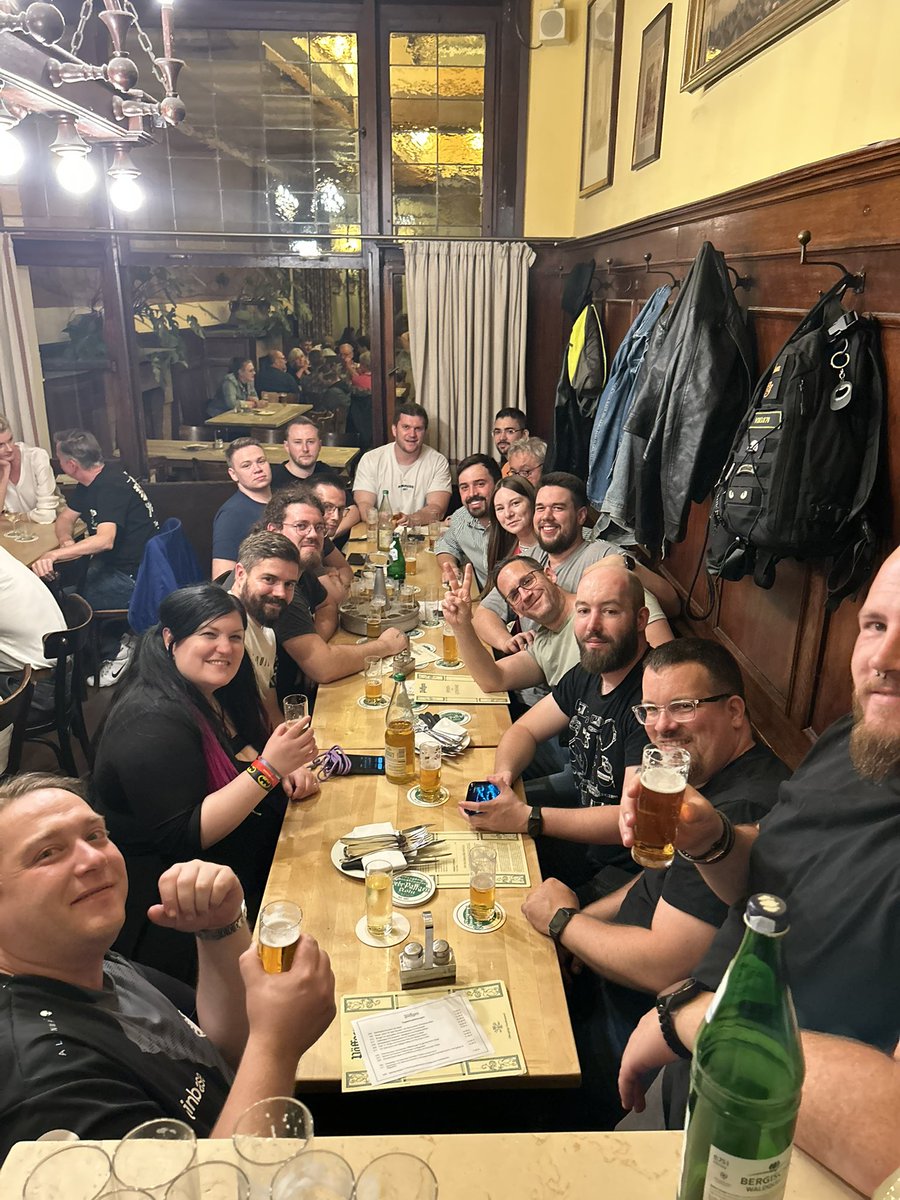 Gideonsaccount's tweet image. 20 PUBGler, ein Brauhaus 🍻

@Dimmea7 @Neswht @Mitsche_PubG @xBreidl @NoobAimings @kili1878 @mu3hl3 und viele mehr ❤️