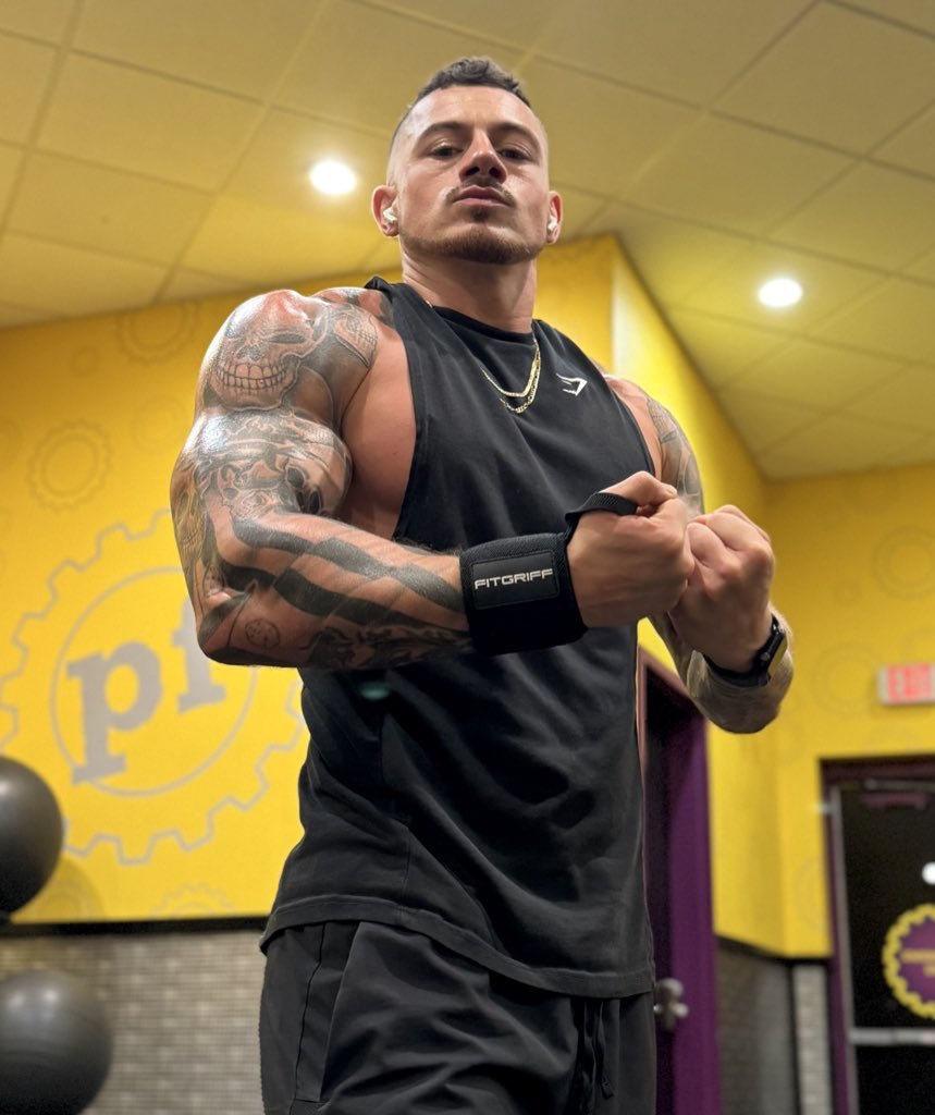 Imagine this grip, ripping your tighty whiteys right through your cheeks 😈

25% off today: Onlyfans.com/AllOfShawn