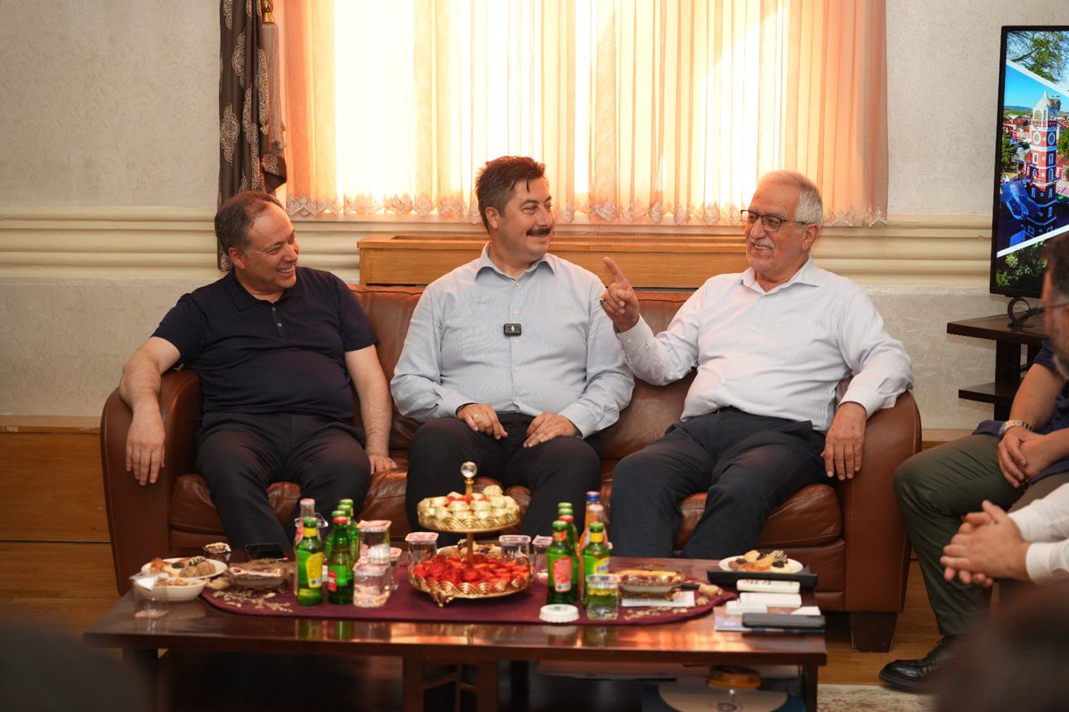 muratkayatr54's tweet photo. 📍#Bursa / Yenişehir Belediyesi

AK Parti Bursa Milletvekilimiz Muhammet Müfit Aydın, AK Parti Yenişehir İlçe Başkanımız Mehmet İleri ve Yönetim Kurulu üyelerimiz ile beraber Yenişehir Belediye Başkanımız Ercan Özel’i ziyaret ettik. İlgi ve alakalarından dolayı kendilerine şükranlarımızı sunuyoruz.