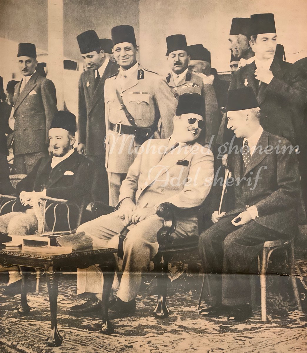 صورة من مبارة نهائي كأس مصر عام 1944 اللي انتصر خلالها الزمالك على الاهلي بسداسية نظيفة في الصورة الأولى من كان يجلس أمام حيدر باشا و و على يمين الملك فاروق كان شقيق عمر حليم و اسمه "محمد عبد الحليم حليم" والي يسارة رئيس الديوان الملكي.

نسخة بجودة عالية من ارشيف صديقي محمد غنيم