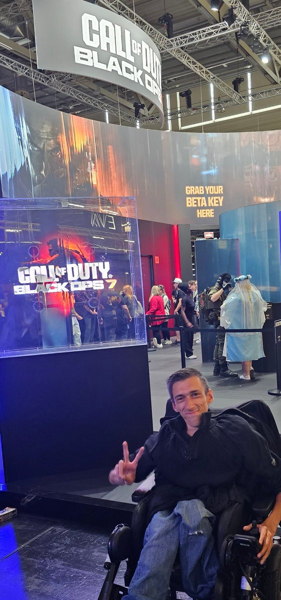 Das mit der <a href="/gamescom/">gamescom</a> hat sehr spontan ergeben. Ich musste erstmal eine Müller Milch abstauben beim <a href="/CallofDutyDE/">Call of Duty Germany</a> Stand. ✌️ Es war mir ein Vergnügen bekannte Gesichter zusehen und neue kennenzulernen