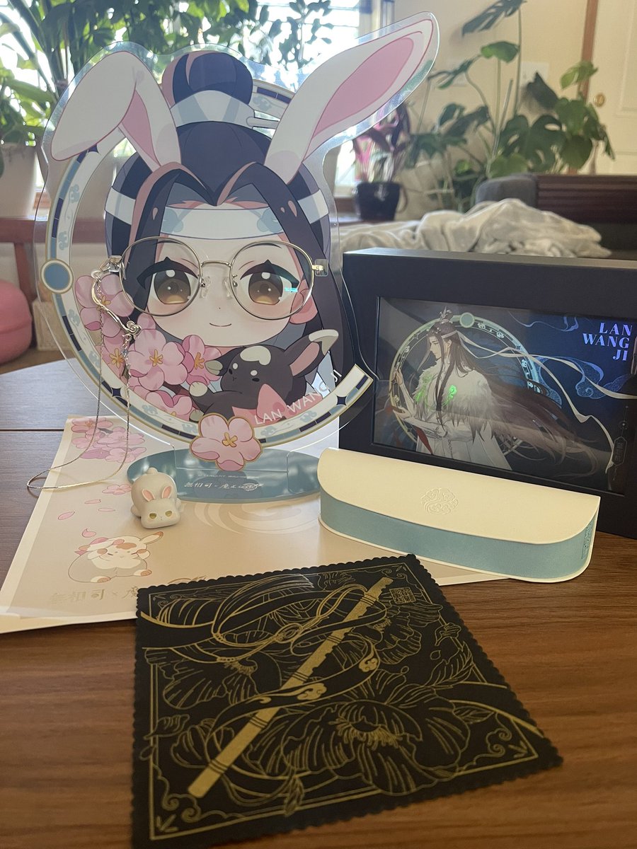 I can’t get over how cute these WangXian glasses and their accessories are 😭 the standees are too cute omg

Thank you <a href="/AsiaGou/">Asia GOU - goods & merch</a> !
#wangxian #LanWangji #weiwuxian #mdzs