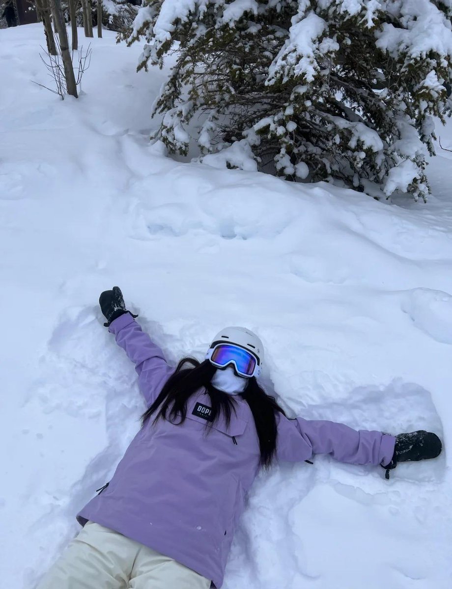 AmandaBielkin's tweet image. When’s the last time you just laid back and played in the snow?#WinterFun #SnowVibes