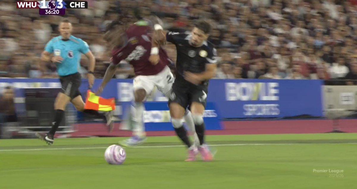 📸 - BOOOOOOOM, PEDRO NETO PUTS WAN BISSAKA TO THE GROUND AND EARNS A GOAL KICK!

HE SCORES, HE DEFENDS, HE DOES EVERYTHING!