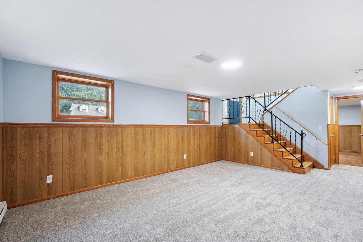 JessicaMLowe's tweet photo. #JUSTLISTED 1468 Eldridge Ave E, Maplewood $389k Many recent updates include new driveway, refinished hardwood floors, updated kitchen with stainless steel appliances &amp; granite countertops, updated baths, 5 bed, 2 bath, 2 car garage Move in &amp; enjoy! #sellhighbuylowe #realestate https://t.co/VKWsFonh9u