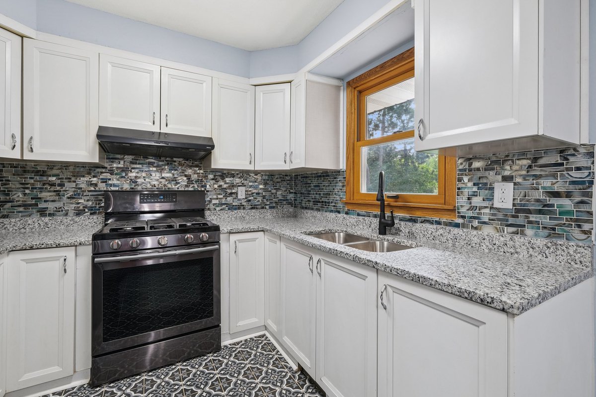 JessicaMLowe's tweet photo. #JUSTLISTED 1468 Eldridge Ave E, Maplewood $389k Many recent updates include new driveway, refinished hardwood floors, updated kitchen with stainless steel appliances &amp; granite countertops, updated baths, 5 bed, 2 bath, 2 car garage Move in &amp; enjoy! #sellhighbuylowe #realestate https://t.co/VKWsFonh9u