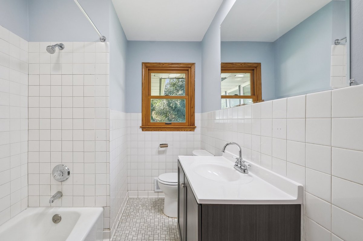 JessicaMLowe's tweet photo. #JUSTLISTED 1468 Eldridge Ave E, Maplewood $389k Many recent updates include new driveway, refinished hardwood floors, updated kitchen with stainless steel appliances &amp; granite countertops, updated baths, 5 bed, 2 bath, 2 car garage Move in &amp; enjoy! #sellhighbuylowe #realestate https://t.co/VKWsFonh9u