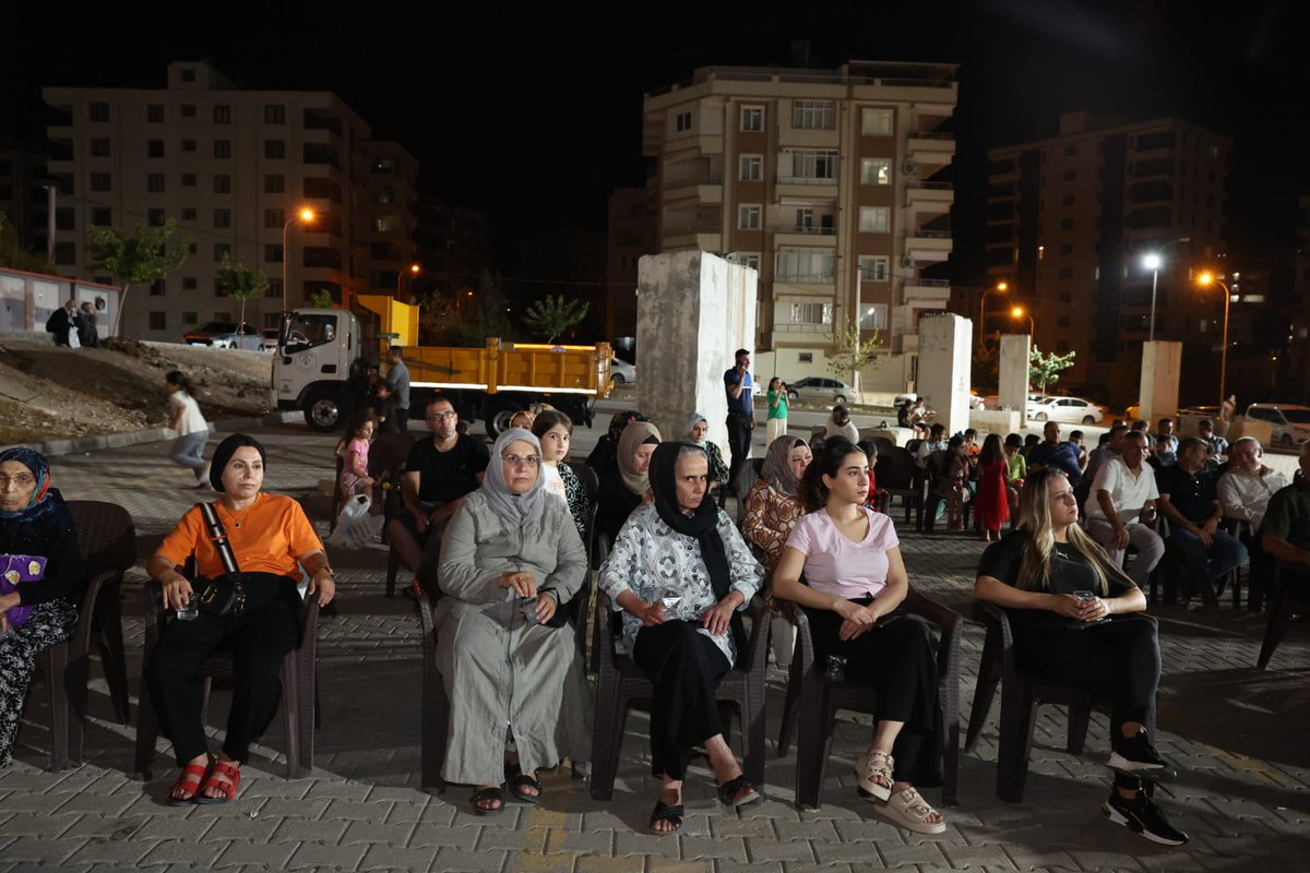 "VATANDAŞLARIMIZLA BULUŞMAYA DEVAM EDİYORUZ"

Halk Buluşması programı kapsamında bu akşam Güllübağ Mahallemizde komşularımızla buluştuk. Programa katılıp görüş ve önerilerini dile getiren tüm vatandaşlarımıza teşekkür ederiz. 

#Şanlıurfa #Karaköprü
#KaraköprüBenimEvim