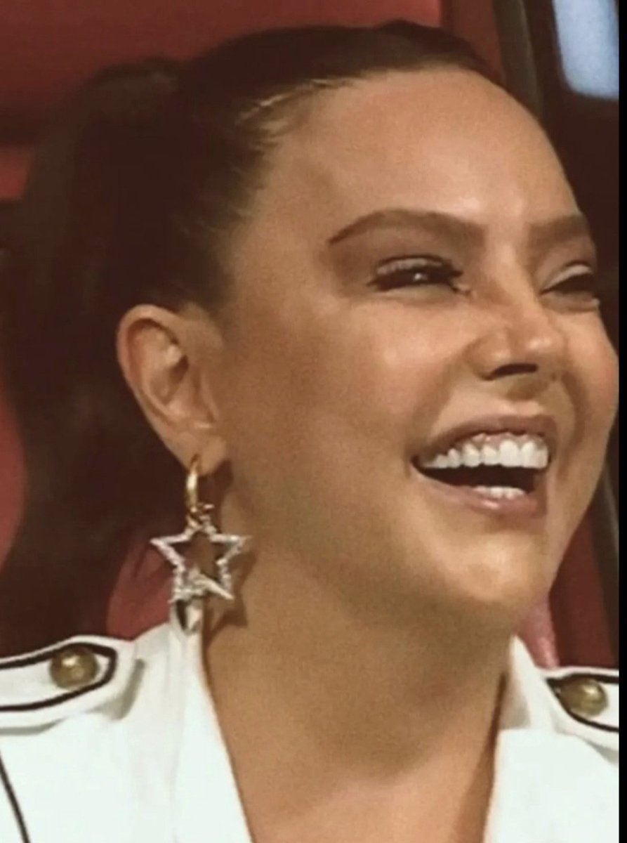 İşine âşık bir sanatçı sanatçısına âşık milyonlarca insan
İyi ki varsınnn

EbruGündeş
SeniÇokSeviyoruz