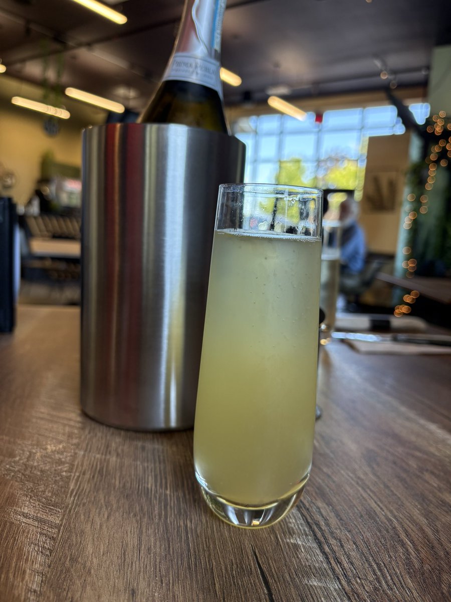 Late lunch to get my Friday going, setting off the weekend right!  What’s your weekend looking like? 
#Friday #WeekendVibes #drinks #fyp #hanging #fun #party #techno #beats