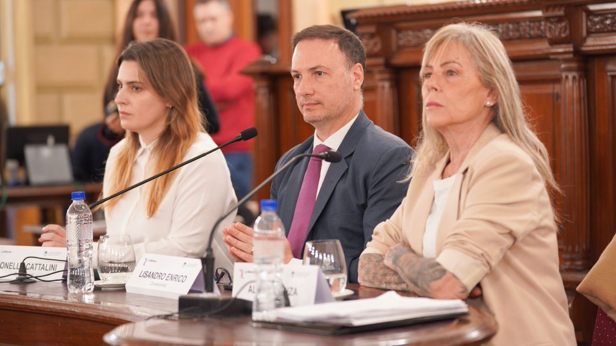 Nuevos avances en la Comisión de Poder Judicial

Se emitió un dictamen de mayoría que propone cambios en la Constitución de Santa Fe.

santafe.gob.ar/ms/reforma-con…