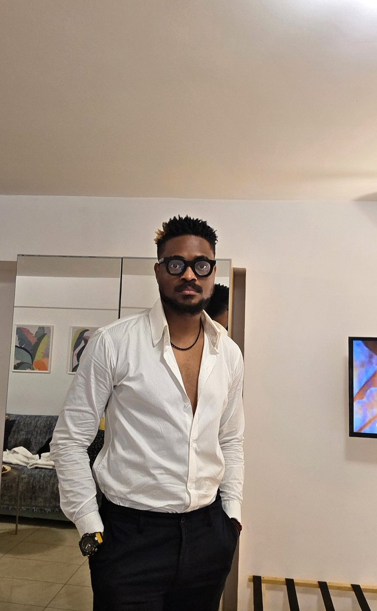 talk2elnino's tweet photo. You can never go wrong with white shirt https://t.co/s1gjtNpBWc
