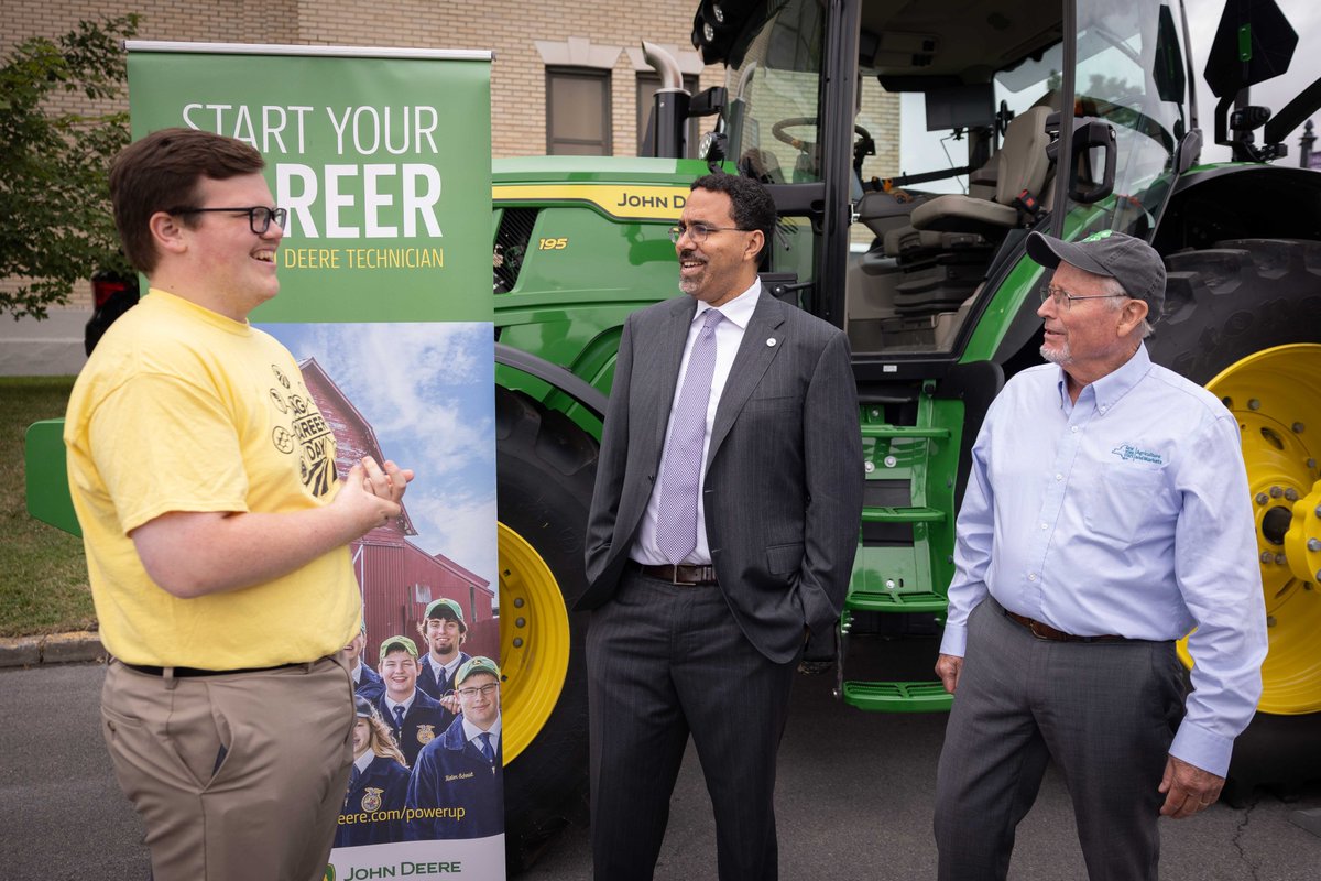 SUNYCobleskill's tweet image. A great &quot;Ag Career Day&quot; at the @NYSFair, capped off with a visit from @SUNY Chancellor Dr. John B. King.

Visitors got their hands dirty with our Agricultural Engineering faculty - testing bolt torque and building electrical circuits that power up the future of farming.