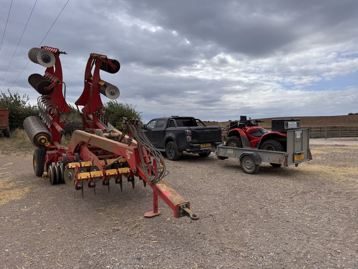 #harvest2025 ground in places is very hard, some has some moisture, still pushing on with soil sampling…👊💪🏽