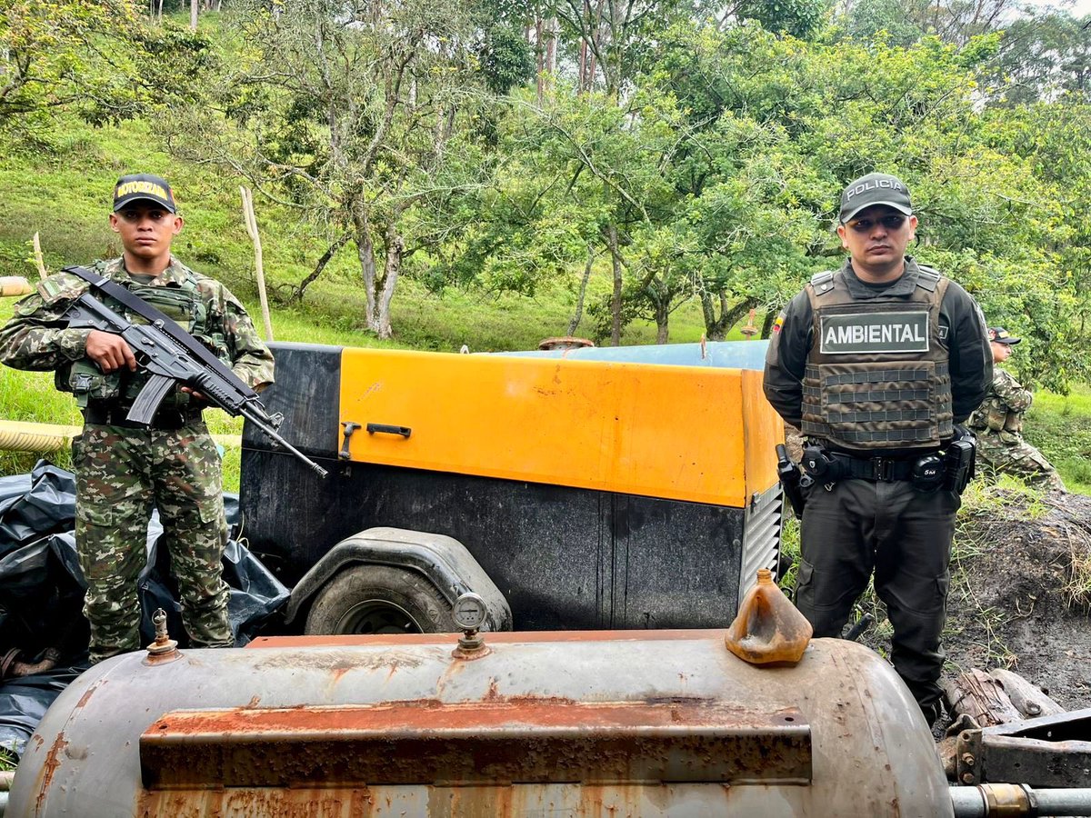 Séptima División del Ejército Nacional (@ejercito_div7) on Twitter photo En #Antioquia, soldados del Batallón de Infantería N.º11 de la #CuartaBrigada, en coordinación con <a href="/Policiantioquia/">Departamento de Policía Antioquia</a>, incautaron maquinaria para minería ilegal y capturaron a 7 personas en Amagá.
Con esta operación se afecto el grupo de delincuencia común organizada La Miel, y En #Antioquia, soldados del Batallón de Infantería N.º11 de la #CuartaBrigada, en coordinación con <a href="/Policiantioquia/">Departamento de Policía Antioquia</a>, incautaron maquinaria para minería ilegal y capturaron a 7 personas en Amagá.
Con esta operación se afecto el grupo de delincuencia común organizada La Miel, y