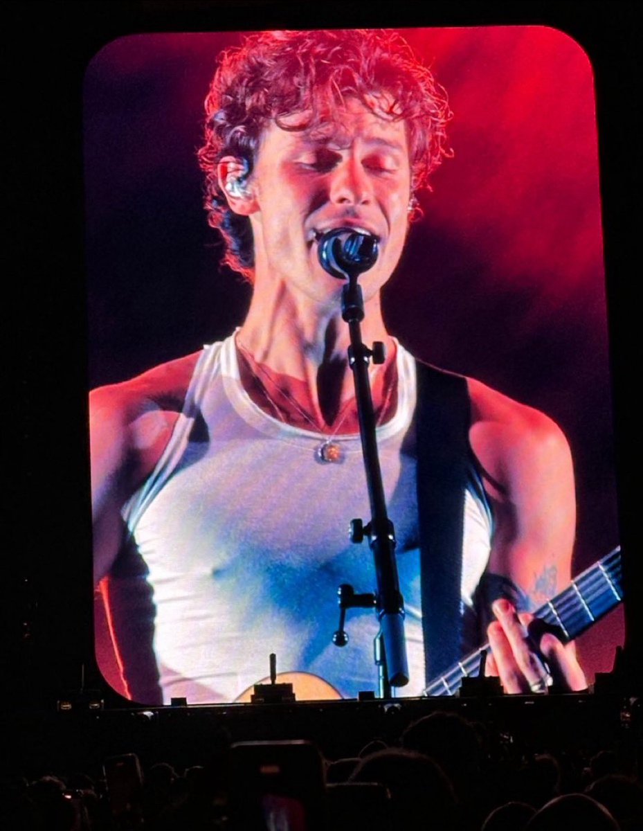 Shawn Mendes durante o show hoje em Zurich! ❤️‍🔥 #OnTheRoadAgainTourZurich