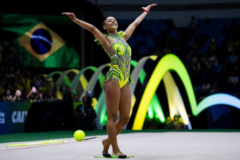 Babi tá empatada tecnicamente com a primeira colocada, a búlgara Eva com 112 pontos. Jojo tá em 9º lugar com 107 pontos. Ainda tem um grupo para entrar em quadra. Mas nossas meninas tão como? Maravilhosas <3
