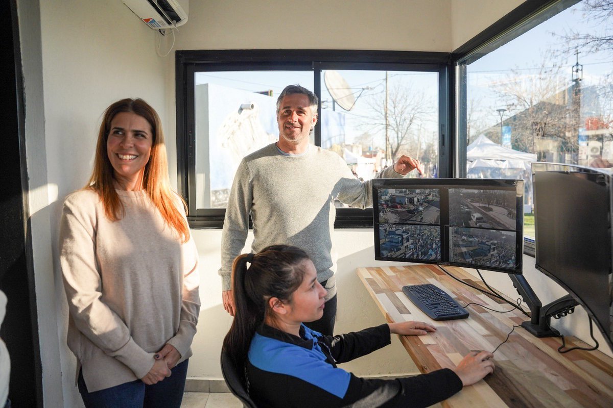 MunicipioPilar's tweet photo. 🚔👩💻 ¿Sabías que la Plaza de la Paz en #Peruzzotti cuenta con un nuevo Centro de Monitoreo Zonal? De esta manera, sumamos más recursos en el barrio para brindar respuesta inmediata ante cualquier situación.
Continuamos invirtiendo en seguridad e incorporando tecnología para cuidar nuestras localidades ✅
🚨📱Ante cualquier emergencia, comunicate al #109