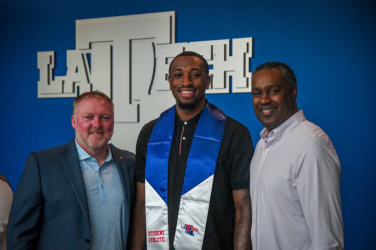LATechHoops's tweet image. Stole in hand, graduation on deck. Congrats, Will! 

#HBTD | #EverLoyalBe 🐶🎓