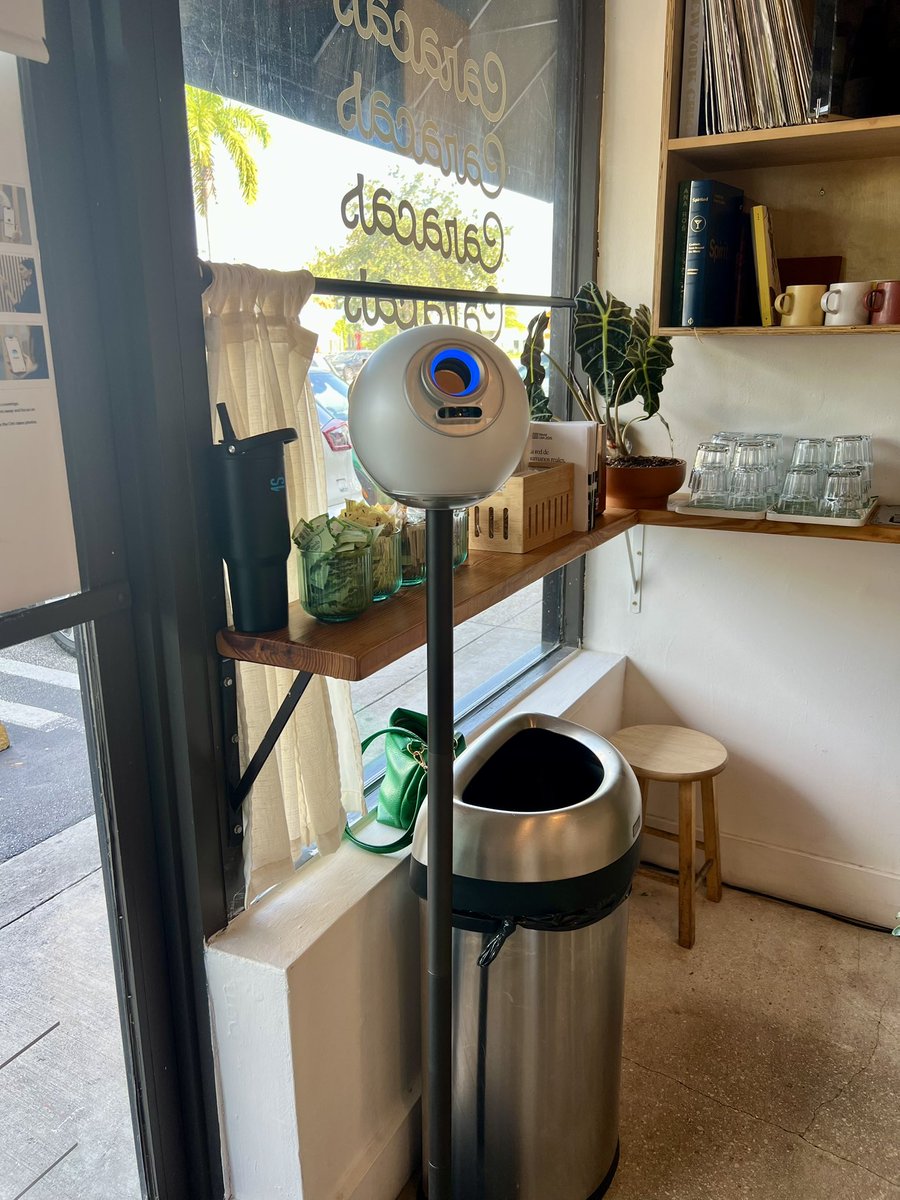 Nothing like eating a cachito and getting onchain with <a href="/worldcoin/">World</a> 🇻🇪