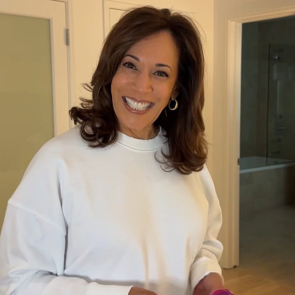 archivekamala's tweet photo. She looks GORGEOUS! 😍 https://t.co/AZaI6q26Cx
