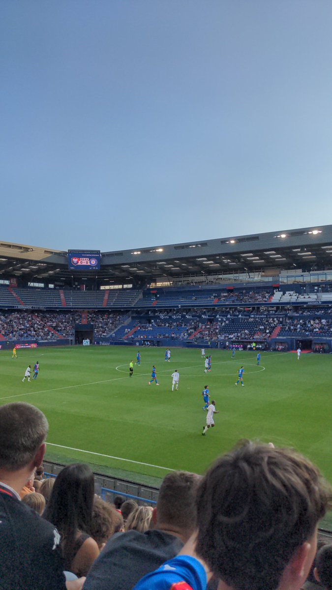 Faudrait parler de D'Ornano à un moment. 2 matchs où on joue à 5 défenseurs, 1 seul vrai attaquant et trop de milieux. C'est pas comme ça qu'on va marquer.

Les seules occasions c'est Brahimi qui tire de loin avec ses pieds carrés...

Bref on n'est pas partis très loins
#smcaen