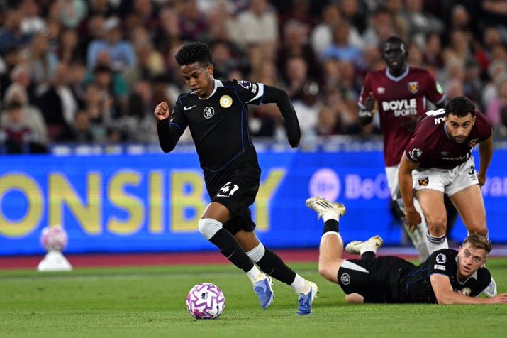 💙🇧🇷 HISTORY MADE: Willian Estevão becomes the youngest player ever to provide an assist for Chelsea in the Premier League, doing so at just 18 years old. ✨

On his full debut in the starting XI — and he delivers straight away! 🔥🙌

#CFC #Estevão #PremierLeague #Chelsea