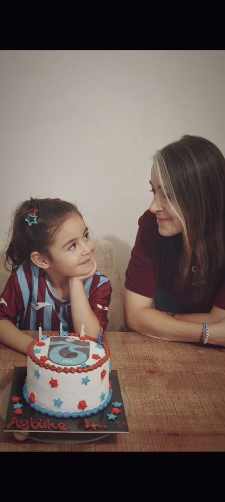 Trabzonlu olmayan Trabzonsporlular kervanına 2021 de katılan canım kızım bugün 4 yaşında...
fanatiklik konusunda annesiyle yarışıyor küçük fırtınam.
sağlıklı, huzurlu, mutlu, şampiyonluklarla dolu yaşların olsun annemmm 
❤️💙
#Trabzonspor