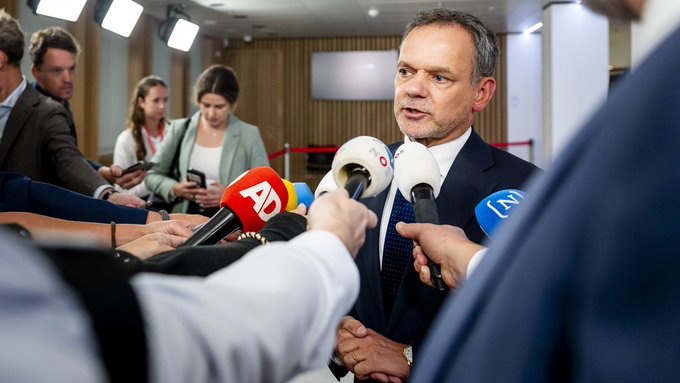 Dit is het echte tegenwerken. In dit geval door de VVD en de BBB. 

Veldkamp heeft toch nog principes en de ballen. Goed dat hij gesteund wordt door de rest van de NSC bewindslieden. 

Het houdt op als je in onvoldoende maten treffende maatregelen kan nemen tegen Israël en je