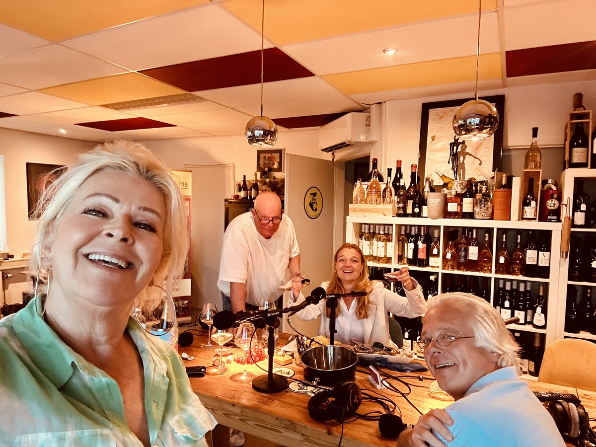GooiseBusiness's tweet photo. https://t.co/xDxtdHI862 @oestronomie met @lenwfinance &amp; @YvonneVerburg #oesters https://t.co/FpTbKX6BlB