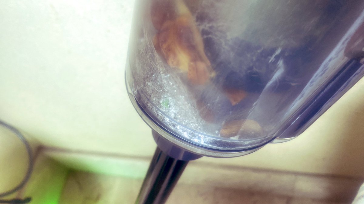 Total a los 5 min le llamaron se tuvo que ir y duró aquí 35 min, mejor que no regrese ya descubrí que además le puso detergente en polvo, tuve que pasar la dyson y volver a limpiar solo con agua