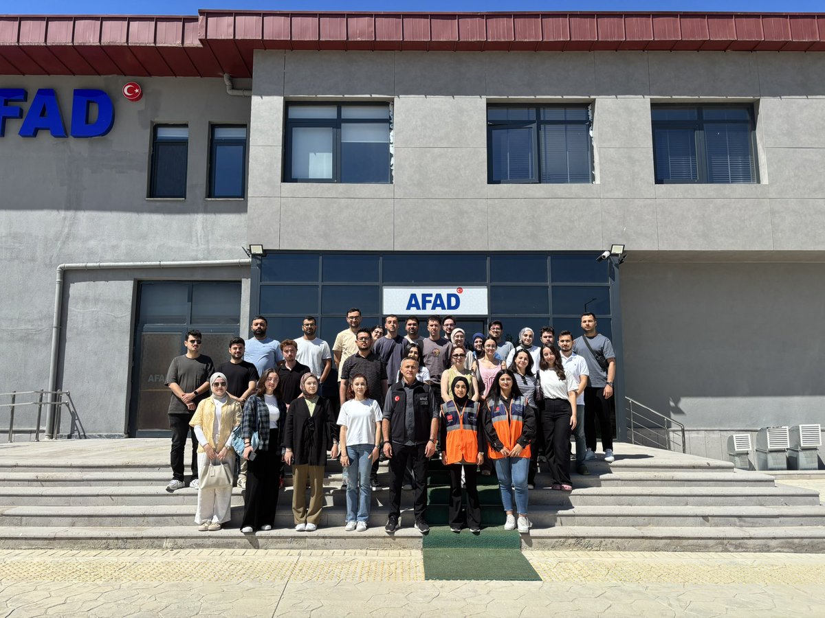 AFAD_Tokat's tweet photo. Tokat Gaziosmanpaşa Üniversitesi Tıp Fakültesi öğrencileri kurumumuzu ziyaret ettiler. Gerçekleştirilen ziyaret kapsamında öğrencilerimize;
 👉Afet Farkındalık Eğitimi,
👉Yangın Farkındalık Eğitimi,
ve kurum çalışmaları hakkınında bilgi verildi. https://t.co/YpypFol3U2
