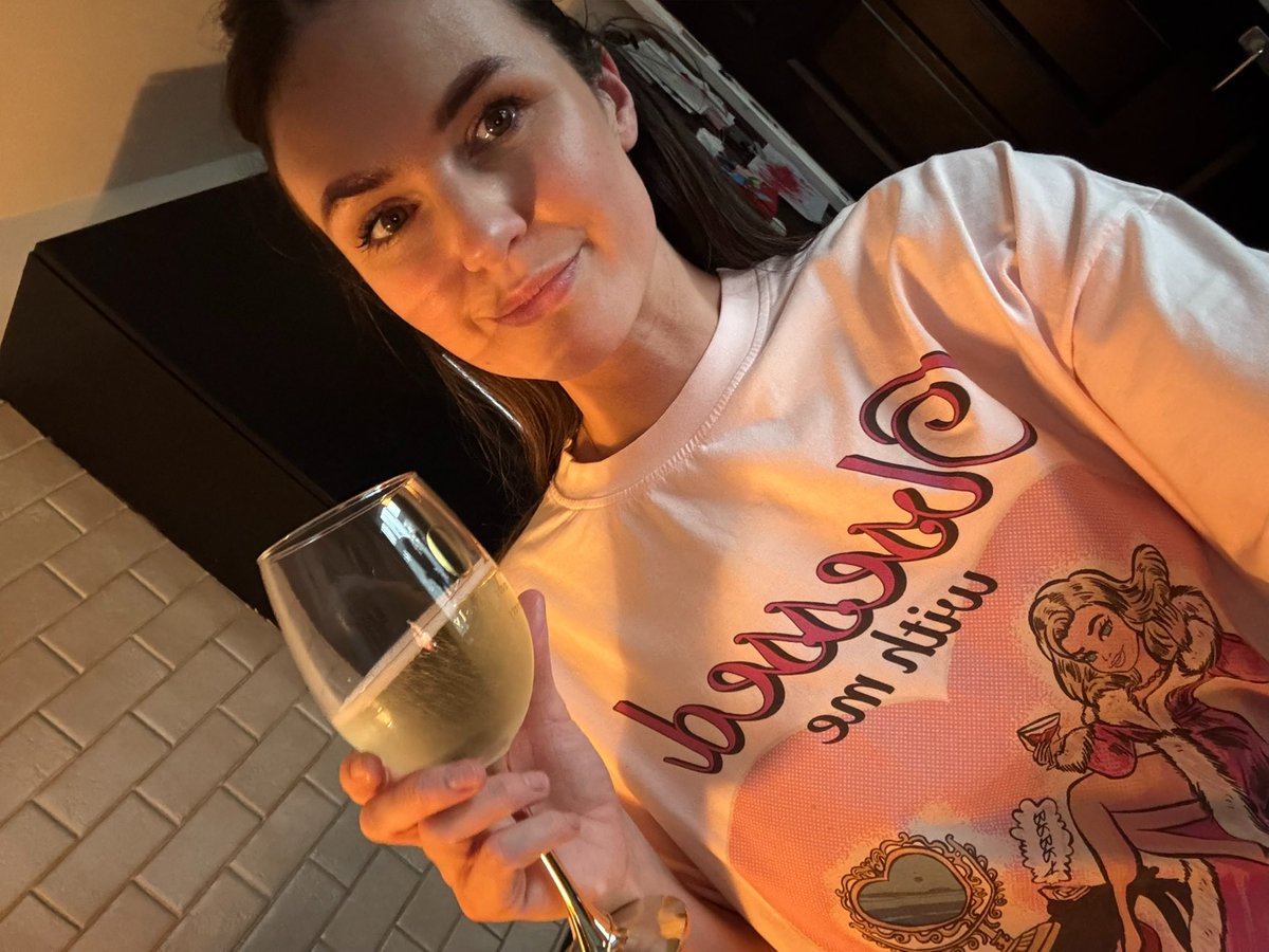 vapunapili12's tweet photo. Thank you so much for your lovely birthday messages, a day full of love and appreciation!! Ending my day with a glass of my fav fizz,with my  favourite people and wearing my new fav tee #pink #obsessedwithme #girly #40  #brbra ❤️ https://t.co/ZMSLLdtHn6