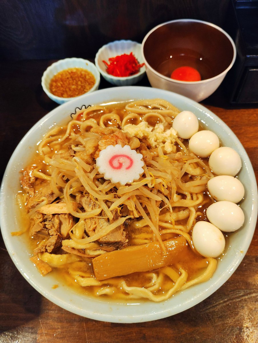 自家製麺NO11 ASAKUSA🍥 浅草駅
maps.app.goo.gl/NtKT3YjYtonrd7…
🍜ラーメン(350g)＋生玉子＋しょうがダレ＋まさお🥚＋紅生姜／くた野菜・🧄・ちょい脂/少な目
所用あり、久しぶりに浅草へ
お店の雰囲気も良く、接客も最高✨
ゴワムチ麺とスゥプを愉しむ😋美味い
TPも豊富、食べるって楽しい✨
また来ますね🙌